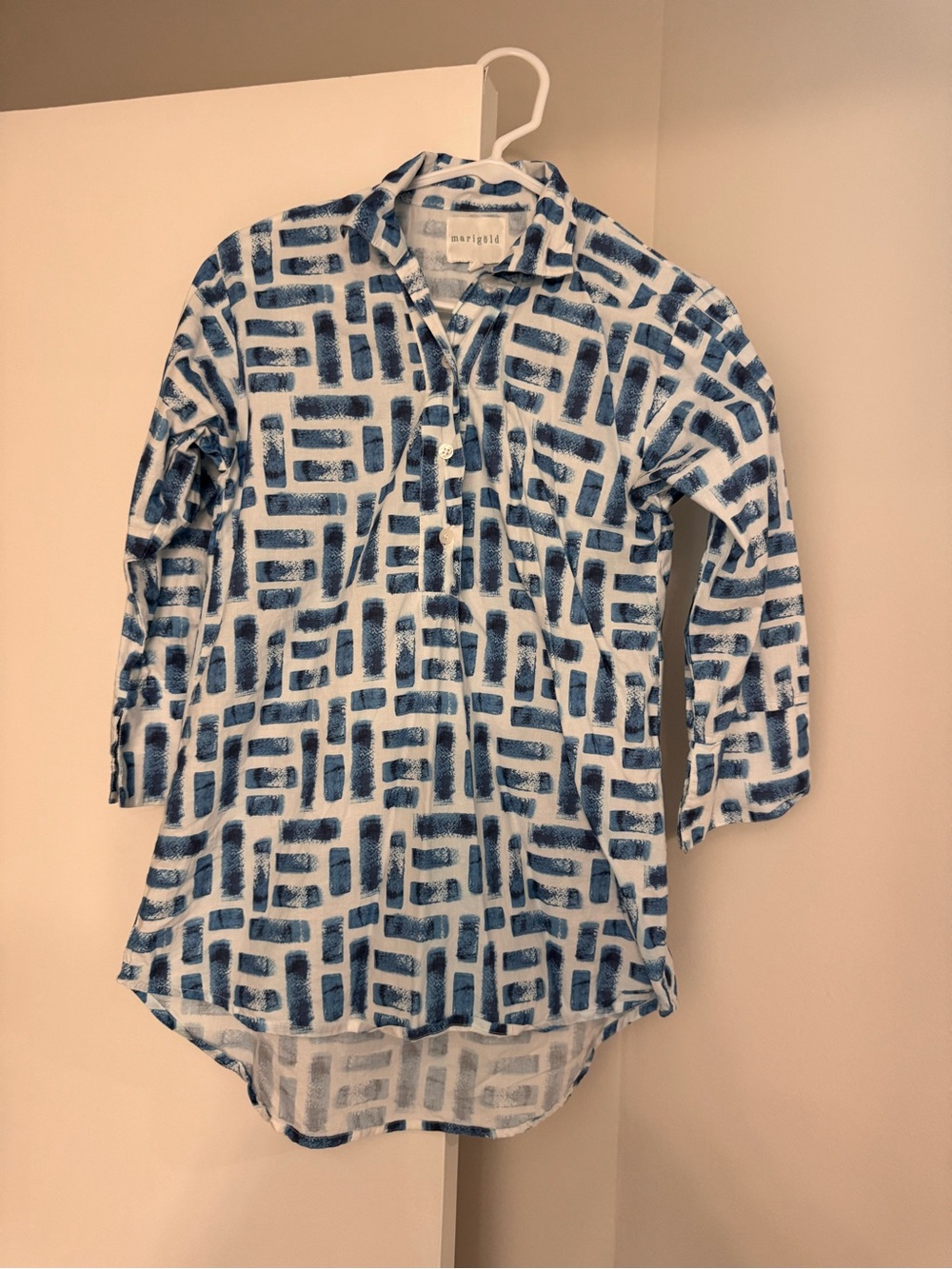 Victoria Dunn White Tunic Button-Down Shirt with Blue Geometric Print